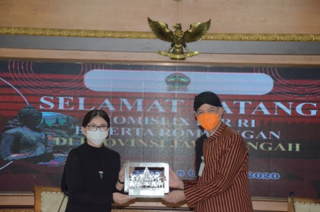 Ketua Komisi X DPR RI Felly Estelita Runtuwene dengan Gubernur Jateng di Semarang (Photo by Husen/Man)