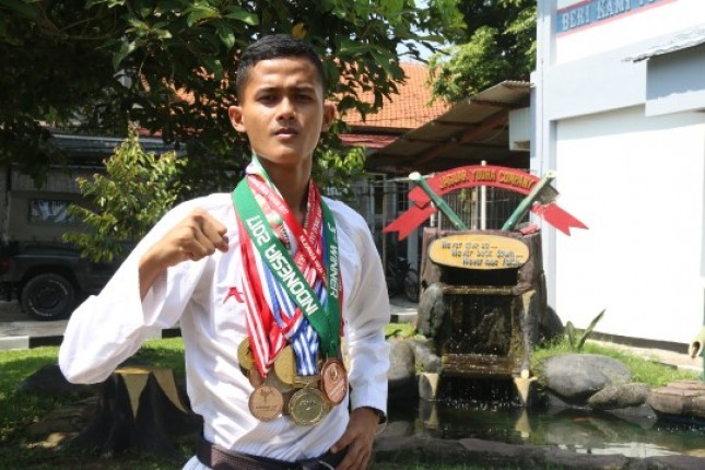 Karateka Recky Samudara dan Prajurit Marinir dengan Sejumlah Prestasi 