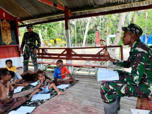 Satgas Yonif MR 413 Peduli Anak-Anak Perbatasan di Papua