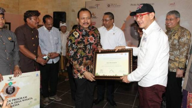 Sekretaris Kementerian Koperasi dan UKM Agus Muharram memberikan paparan terkait dukungan Kementerian Koperasi dan UKM terhadap desa wisata pada acara The Ubud Royal Weekend 2017 di Museum Puri Lukisan Ubud Bali (20/5/17)