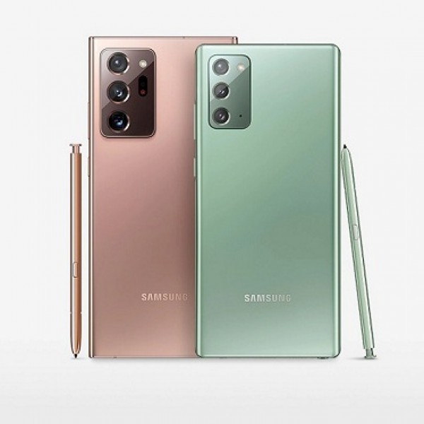 Tampilan bagian belakang Samsung Galaxy Note20 Series, yang terdiri dari Samsung Galaxy Note20 dan Samsung Galaxy Note20 Ultra. Masing-masng varian Samsung Smartphone tersebut dibekali tiga kamera yang terintegrasi. (Foto: Samsung.com)