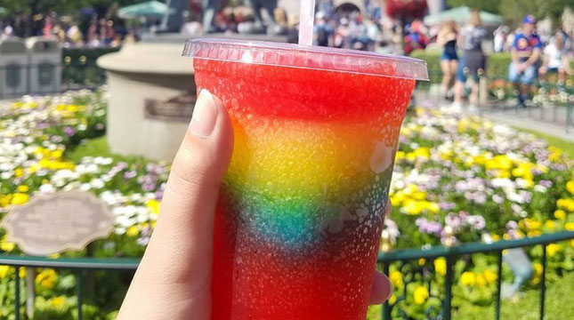 Minuman Warna-Warni, di Disneylad, Goofy's Glaciers, Candy Palace (Foto:Instagram:disney.jen)