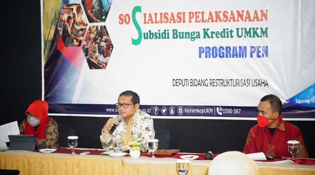 Plt. Asisten Deputi Pendampingan Usaha Deputi Restrukturisasi Usaha, Kementerian Koperasi dan UKM  Fitri Rinaldi saat melakukan sosialisasi kepada 25 koperasi dari 17 kabupaten di Jawa Tengah