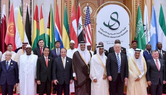 Presiden Jokowi berfoto bersama dengan kepala negara yang hadir dalam KTT Arab Islam Amerika di Riyadh, Arab Saudi, Minggu (21/5).