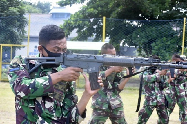 Prajurit Yonif 5 Marinir Tingkatkan Menembak Drill Kering
