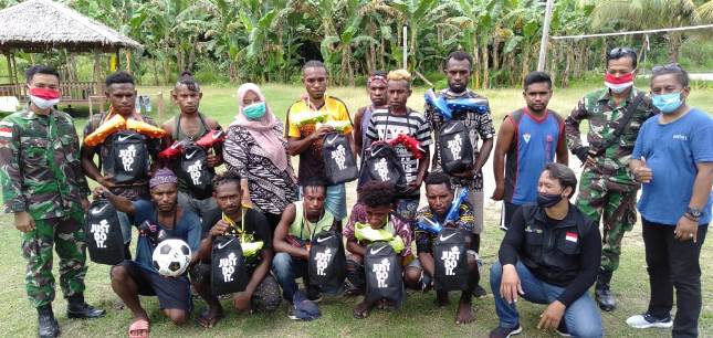 Tingkatkan Prestasi Pemuda Papua Terima Sepatu Bola 