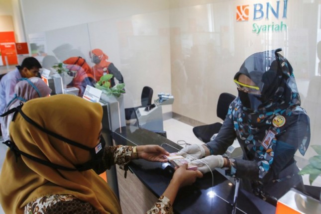 Petugas BNI Syariah melayani transaksi nasabah