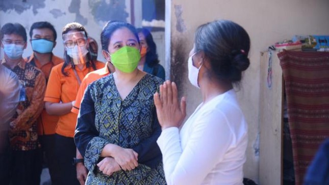 Ketua DPR RI - Puan Maharani Saat Salurkan Bansos Pada Warga Bali yang terdampak Covid-19 (Photo by Liputan6.com)
