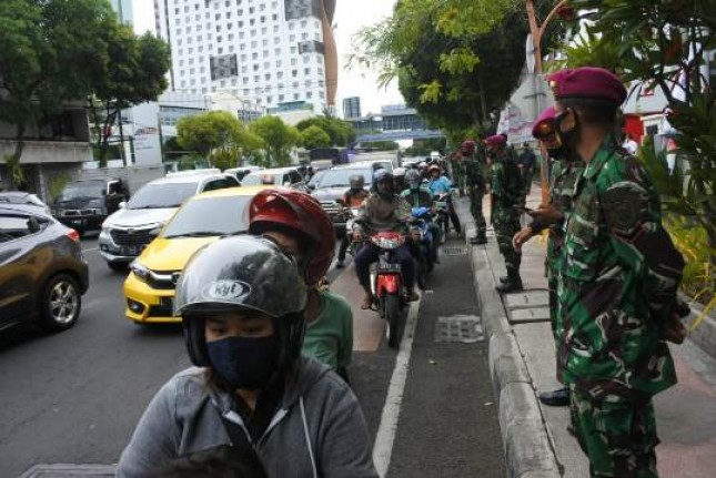 Prajurit Resimen Artileri 2 Marinir Amankan Unras di Surabaya