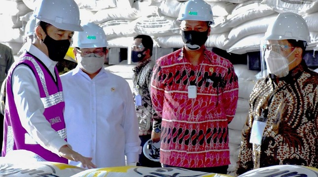 Menteri Perindustrian Agus Gumiwang Kartasasmita saat mendampingi Presiden Joko Widodo pada acara peresmian pabrik gula PT Prima Alam Gemilang (PAG) di Bombana, Sulawesi Tenggara
