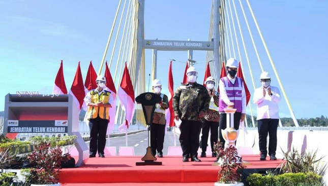 Presiden Jokowi Resmikan Jembatan Teluk Kendari