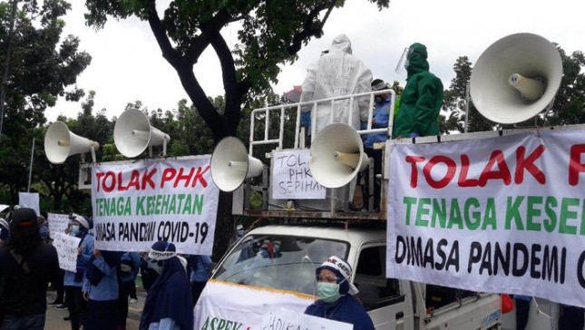 Pekerja Ambulans Dinkes DKI demo menuntut tak ada PHK saat pandemi.detikcom
