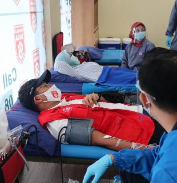 Sandiaga Uno-Nur Asia Uno dan Relawan Siaga Donor Darah Sambil Sarapan Bersama