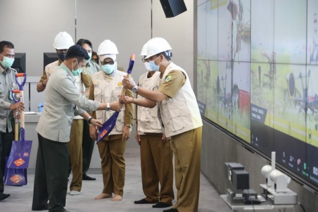 Menteri Pertanian Syahrul Yasin Limpo memberikan skop ke jajarannya