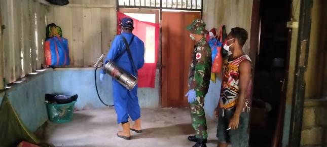 Satgas Yonif MR 413 Papua Rutin Semprotkan Disinfektan 