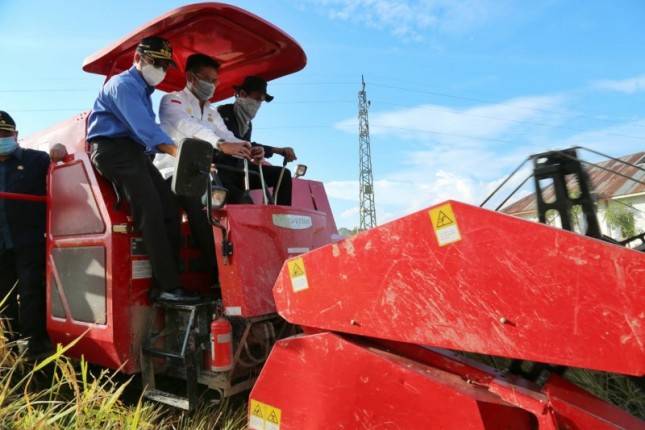 Menteri Pertanian Syahrul Yasin Limpo saat menyoba alat mesin pertanian
