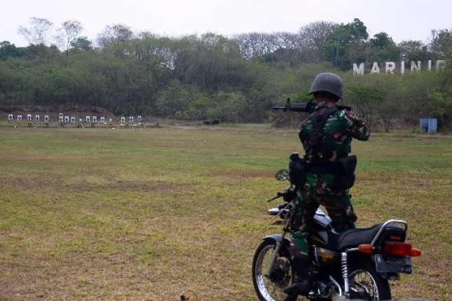 Prajurit Batalyon Howitzer 2 Marinir Surabaya Latihan Tembak Tempur