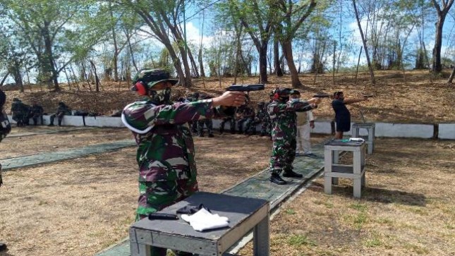 Prajurit Yon POM 2 Mar Surabaya Tingkatkan Kemampuan Menembak Pistol dan Senapan