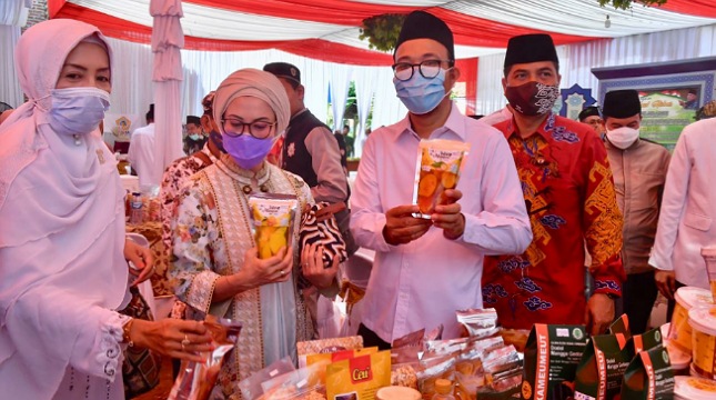Staf Khusus Menteri Koperasi dan UKM Riza Damanik, saat membuka Bazaar UMKM di sela-sela peringatan Haul Akbar Maulana Syarif Al Habib Thoha Bin Hasan Bin Yahya, di Ciledug, Kabupaten Cirebon