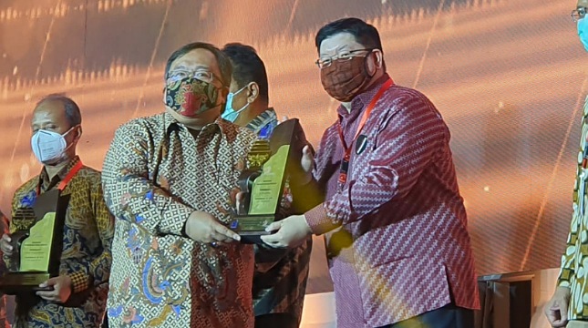 Menristek Bambang Brodjonegoro saat menyerahkan penghargaan Anugerah Industri Inovatif 2020 kepada Executive Director Dexa Laboratories of Biomolecular Sciences (DLBS), Dr Raymond Tjandrawinata