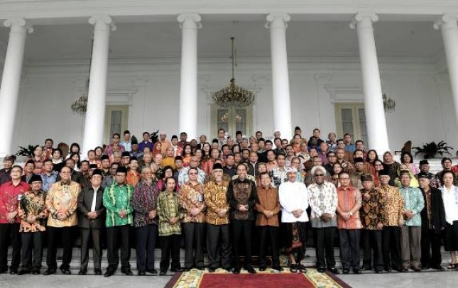 Presiden Jokowi saat bertemu dengan tokoh lintas agama yang tergabung dalam Asosiasi Forum Komunikasi Umat Beragama, di Istana, Bogor, Jabar, Selasa (23/5). (Foto: Humas/Agung)