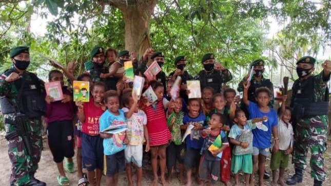 Satgas Yonif MR 413 Kostrad Bantu Cerdaskan Anak Papua