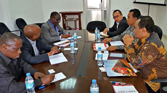 Delegasi PT INKA bertemu dengan Kementerian Pekerjaan Umum, Transportasi dan Komunikasi serta Tanzanian Railways Limited di Dar es Salaam.(dok. INKA) 