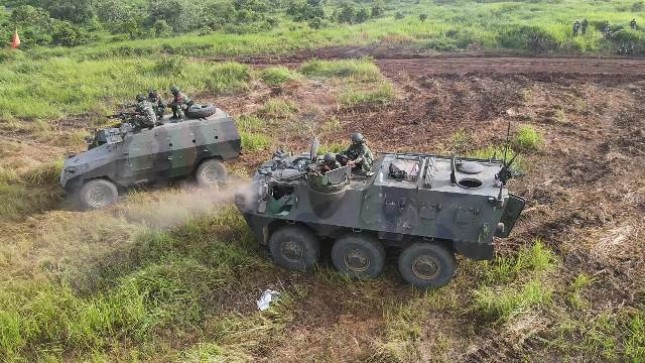 Tembakan Meriam Armed dan Anoa Tonkavser Serang Kedudukan Musuh