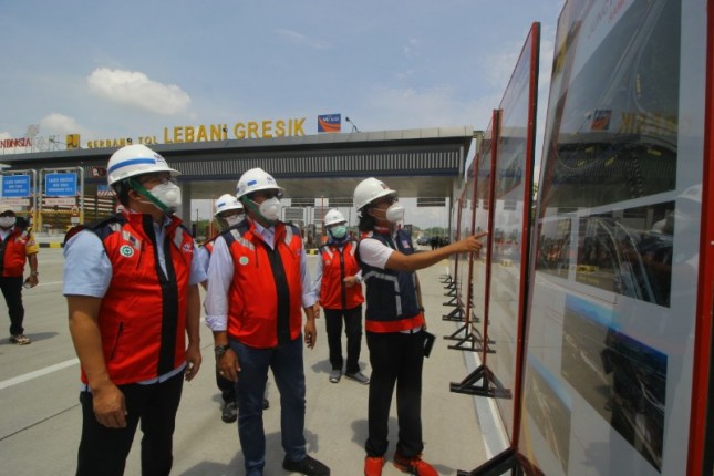 Direktur Utama PT Waskita Karya (Persero) Tbk, Destiawan Soewardjono bersama rombongan sedang melakukan kunjungan Jalan Tol Krian-Legundi-Bunder-Manyar (KLBM)