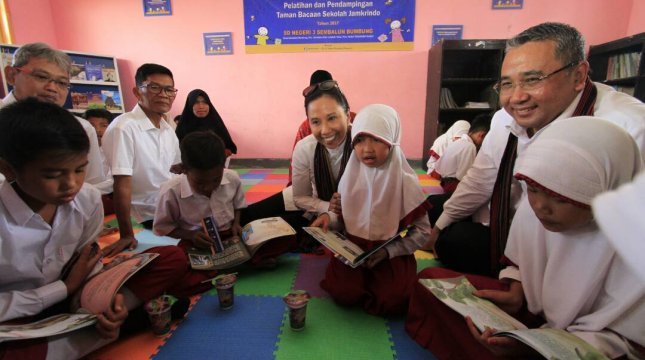 Menteri BUMN Rini Soemarno memberikan bantuan PKBL di Sembalun, Lombok. (Rizki Meirino/INDUSTRY)