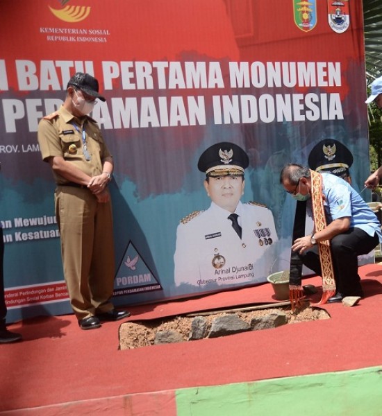 Pepen Nazaruddin (Direktur Jenderal Perlindungan dan Jaminan Sosial) Pepen Nazaruddin (Direktur Jenderal Perlindungan dan Jaminan Sosial)meletakkan batu pertama Tugu Pelopor Perdamaian Indonesia di Kompleks Taman Kehati 