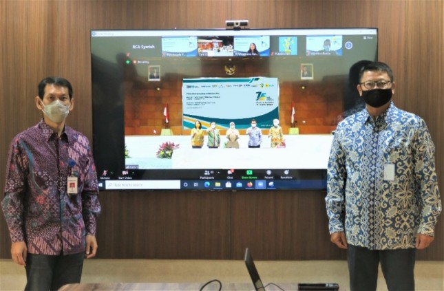 Direktur BCA Syariah Rickyadi Widjaya dan Presiden Direktur BCA Syariah John Kosasih berphoto bersama saat penandatanganan kerjasama sindikasi PLN yang disaksikan secara virtual. 