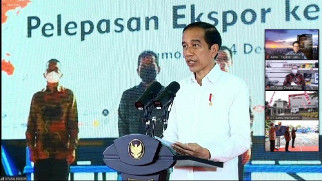 Presiden RI Joko Widodo memberikan sambutan pada acara Pelepasan Ekspor dari Indonesia ke Pasar Global yang diselenggarakan secara hybrid di 14 kota dan kabupaten (4/12). 