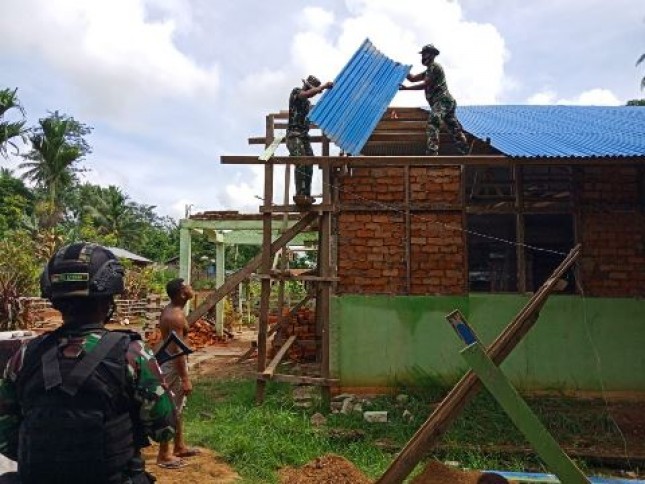 Satgas Yonif 125 Bantu Renovasi Rumah Ibadah di Toray Merauke