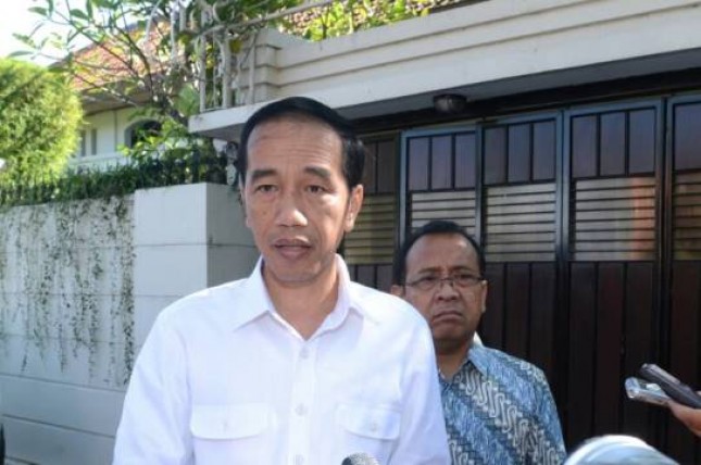 Presiden Jokowi memberikan keterangan di depan kediamannya di Solo, Kamis (25/5) (Foto Humas Setkab)
