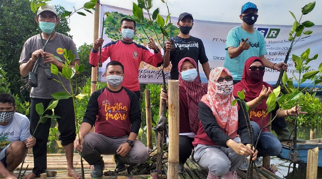 PT Jababeka Infrastruktur (PT JI), bersama PT Nippon Steel Chemical & Material Indonesia (PT NSMJ) kembali melakukan aksi penanaman 1.000 pohon mangrove di PPI Paljaya, Desa Segara Jaya, Kecamatan Tarumajaya, Kabupaten Bekasi