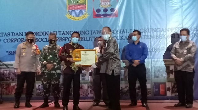 Genera Manager PT. Jababeka Infrasrtuktur, Aris Dwi Cahyanto saat menerima penghargaan dari Bupati Bekasi Eka Supria Atmaja