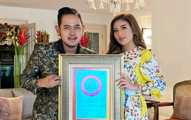 Founder MS Glow, Shandy Purnamasari menerima piagam untuk kategori The Indonesia Best Brand Award 2020