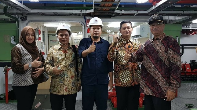 Ketua Umum PIKKI Eki Komaruddin bersama pengurus lain tengah meninjau pabrik komponen kapal