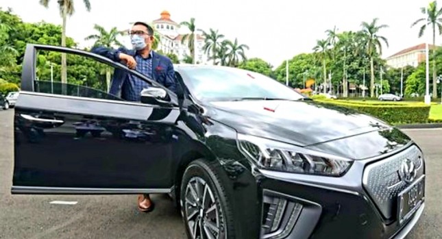 Ridwan Kamil pakai Mobil Listrik Hyundai (ist)