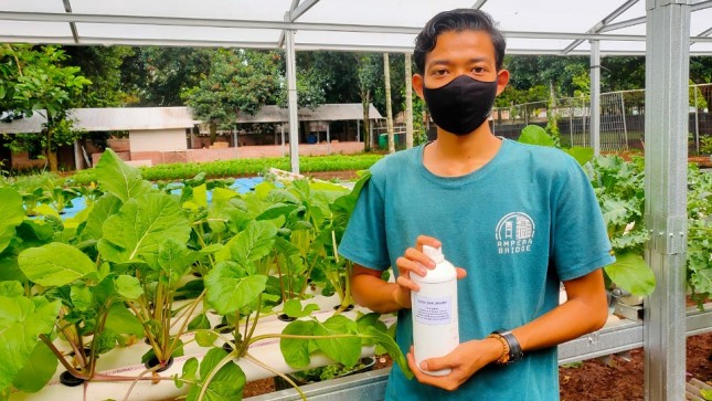 Yuddy Supharman dengan pestisida nabati buatan sendiri.