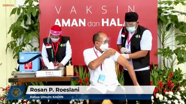 Ketua Umum Kadin Indonesia Rosan P. Roeslani saat melakukan vaksinasi Covid-19
