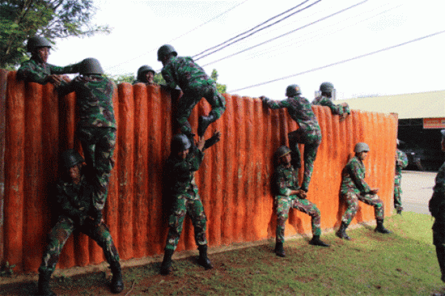 Prajurit Batalyon Ranratfib 1 Marinir Latihan Halang Rintang