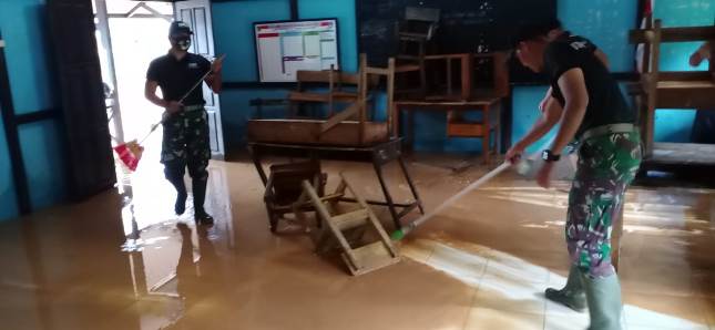 Satgas Pamtas Yonif 642 Bersihkan Sampah dan Lumpur Pasca Banjir