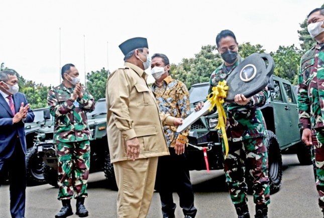 Menhan Prabowo Berikan 40 Unit Maung Pindad ke KASAD