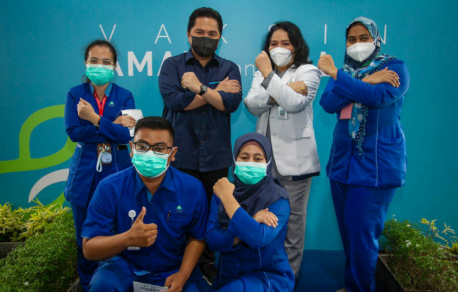 Menteri BUMN - Erick Thohir Tinjau Kegiatan Vaksinasi Tenaga Kesehatan (Nakes) 