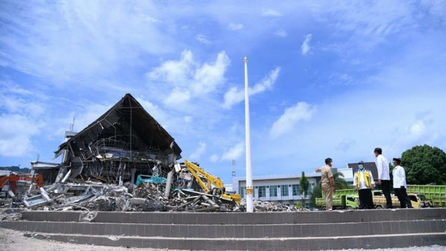 Presiden Jokowi saat meninjau lokasi bencana gempa di Mamuju