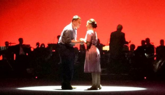 Adegan Romantis Habibie dan Ainun dalam "Opera Ainun"
