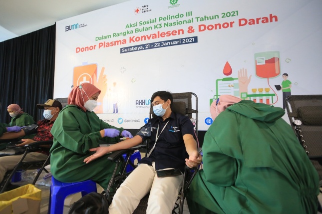 Petugas PMI melakukan pengambilan sample darah dari penyintas Covid-19 yang merupakan karyawan Pelindo III, Kamis (21/01). Sebanyak 250 penyintas Covid-19 di Surabaya dan sekitarnya turut serta dalam kegiatan donor plasma konvaselen yang diinisiasi oleh Pelindo III.