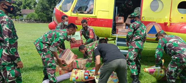 TNI Salurkan Bantuan Bencana Gempa di Sulawesi Barat